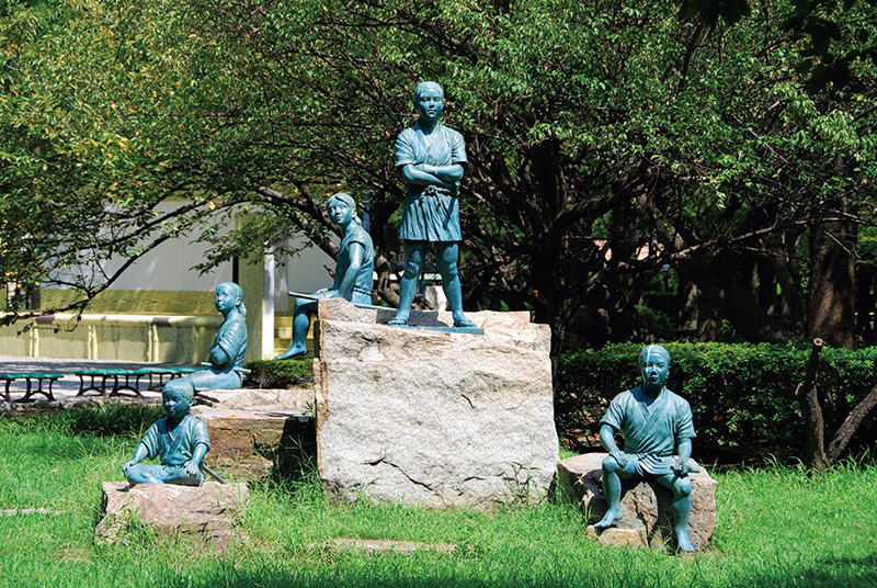 少年時代の秀吉が仲間を従えて。幼少期の秀吉をイメージした群像「日吉丸となかまたち」