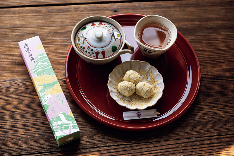 店内でも食することができ、御城之口餅3つとほうじ茶のセットで500円。上品な甘さでほうじ茶、抹茶、緑茶とも合う