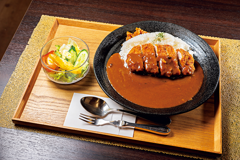 「大和ポークカツカレー」（サラダ付・1500円）