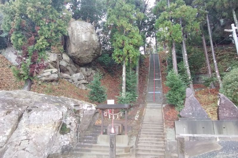 震災当時は巨石以外すべてが流されてしまったという。（2025年12月、宮城県石巻市）