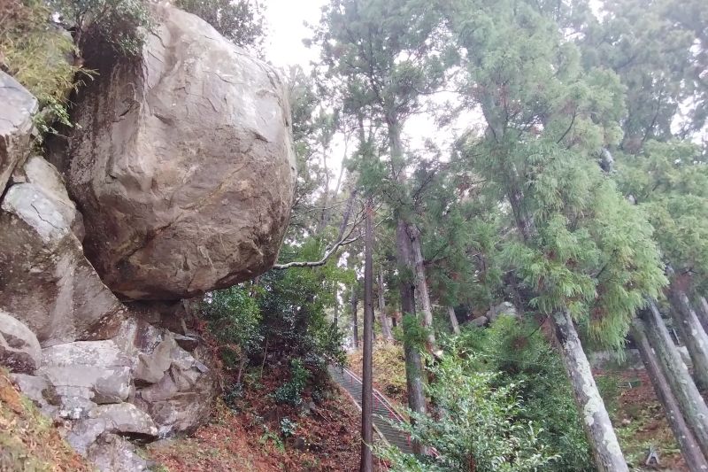落ちそうで落ちない絶妙なバランスを維持。（2025年12月、宮城県石巻市）