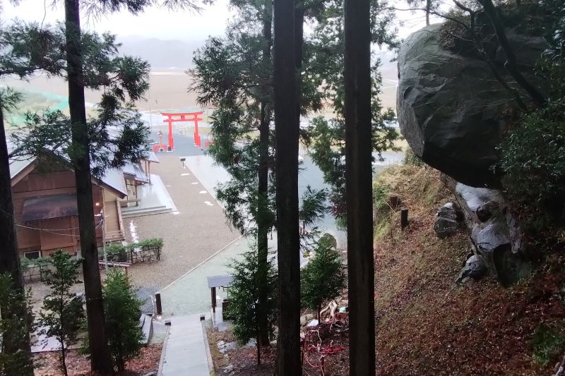 階段から振り返った図。鳥居や社務所が見える。（2025年12月、宮城県石巻市）