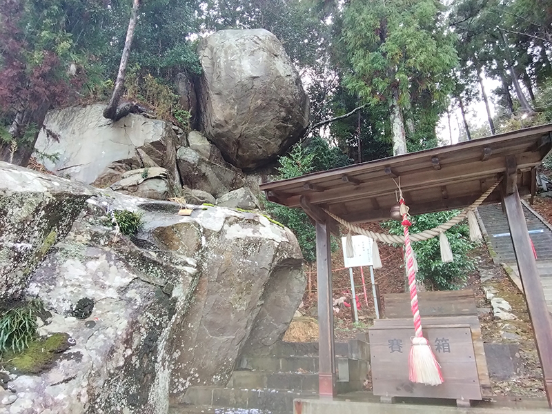巨石のそばにも賽銭箱がある（釣石神社）