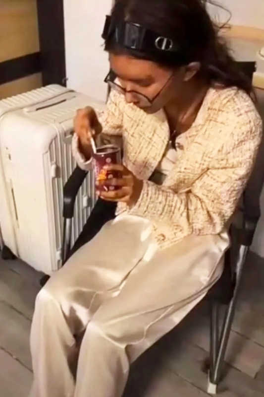 何かを食べるUmiさん（SNSより）