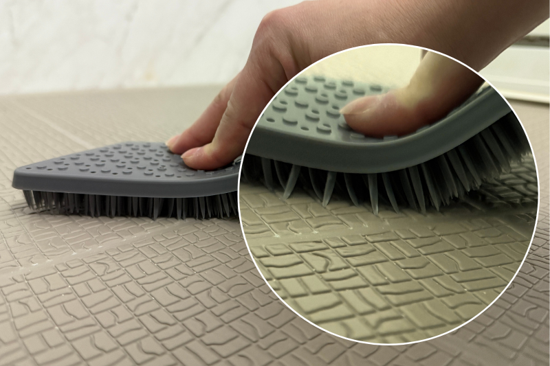 床に当ててみると毛先がしなやかに曲がって凹凸にフィット