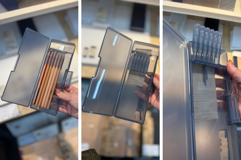 ダークグレーのポリプロピレンの筆箱は軽いのも利点