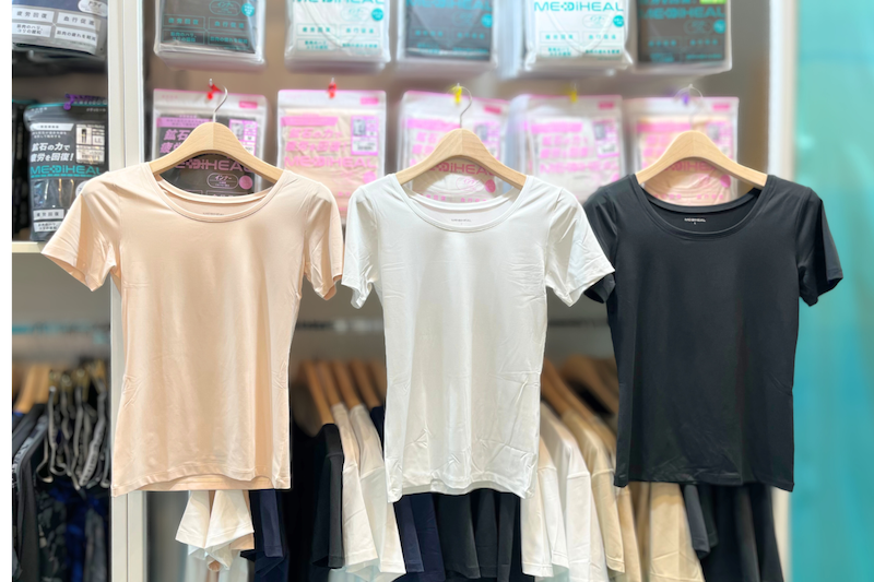 「メディヒール レディースインナー半袖Uネック」990円（税込）