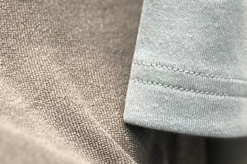 これまでの生地（向かって右）と比べると、パイル生地は表面に凹凸がありふんわりとしているのが分かる