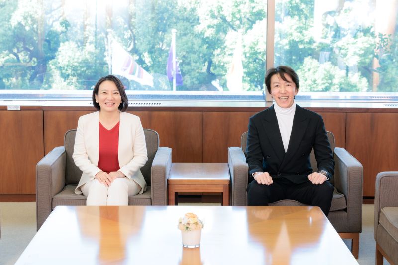 対談をおこなったシーラ杉本会長と清家港区長