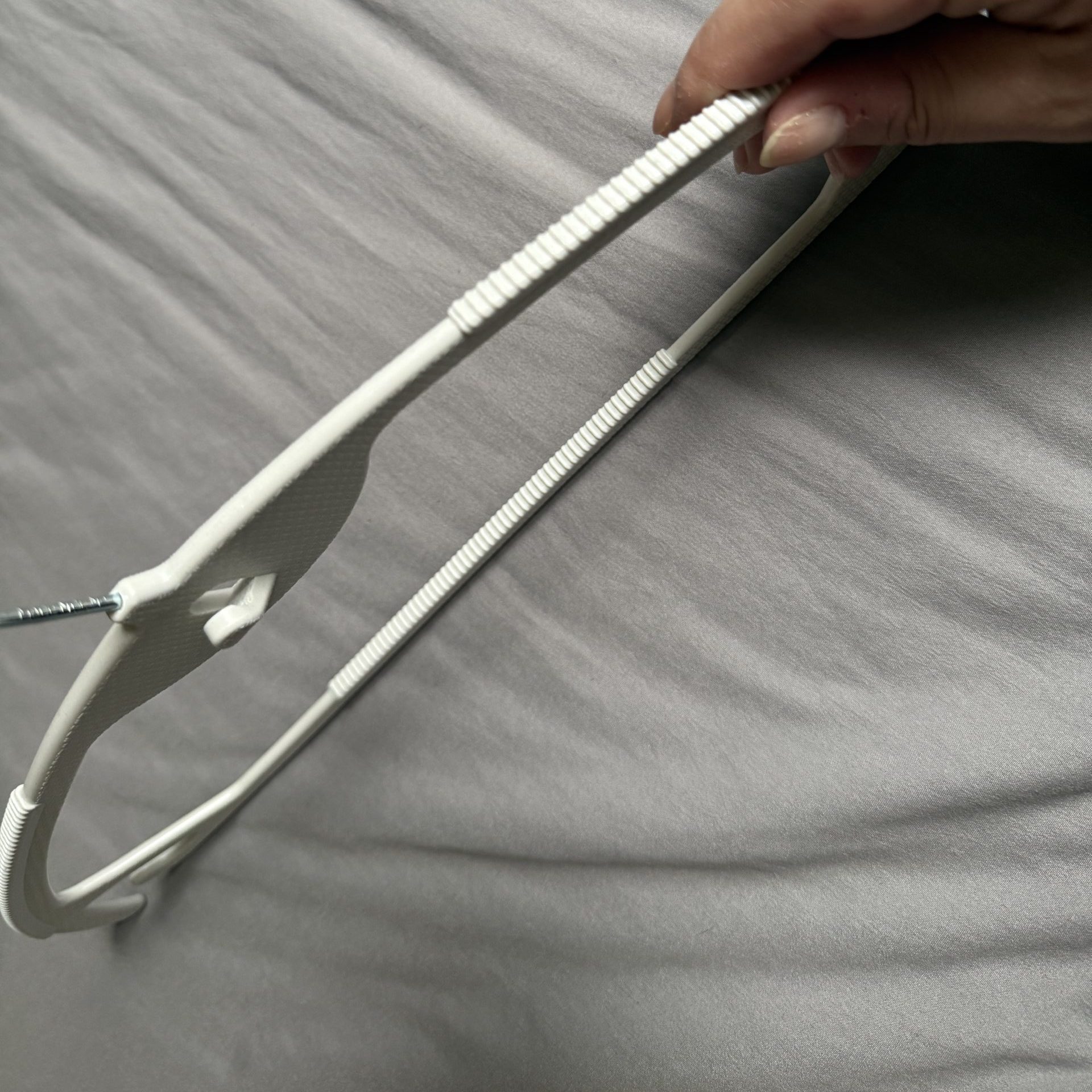 肩まわりやパンツをかける下側はギザギザの滑り止め加工がついています