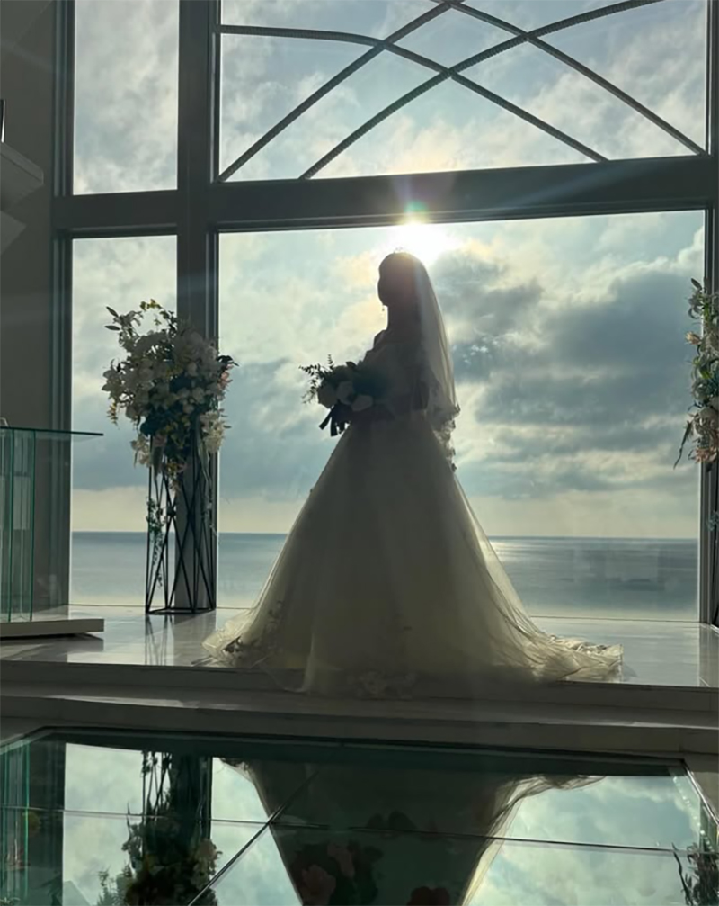 沖縄の海をバックに撮影した、銀婚式の記念の一枚（インスタグラムより）