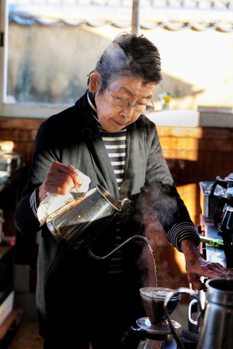 85才の紀矩子さんが一杯ずつ丁寧に淹れる深煎りのコーヒーは格別。