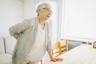 《老け顔も寝たきりリスクも骨次第!?》冬に加速する「骨やせ」　60代でも間に合う”骨活”を専門家…