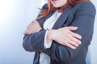 「凍傷寸前だったニセコのスキー場」「ビールが凍っていたパリの路上」「やめて！と叫びたくなる秋葉原のメイドたち」オバ記者が明かす“極寒”物語 