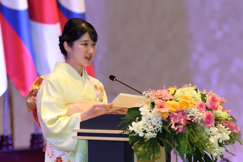 スピーチという大役を堂々と務めあげられた。（2025年11月、ラオス。撮影／横田紋子）