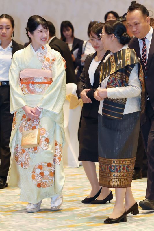 菊の模様が美しい振袖をお召しになった。（2025年11月、ラオス。撮影／横田紋子）