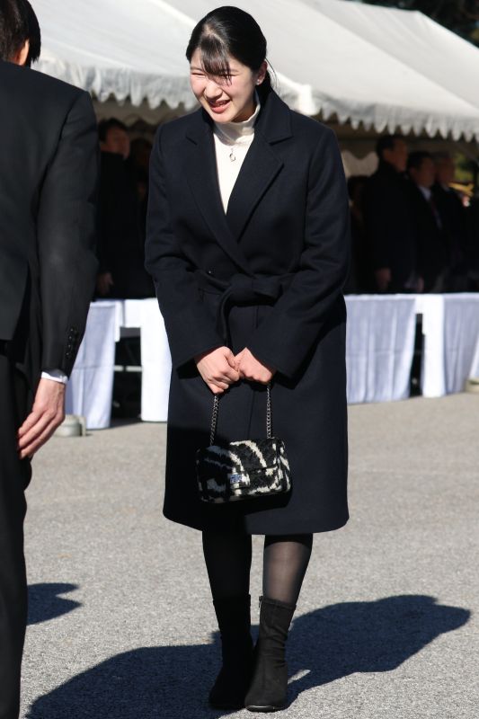 柄物のバッグを使用。（2026年1月、写真／JMPA）