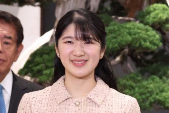 《“2色の紫”を使い分けられて》愛子さま「お召し物でイメージ大変化」TPOに合わせた色使いの妙