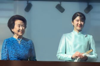 《見事すぎるお姫さまの品格》華子さま「85才の輝き」“重厚ジュエリー”“ベロアのドレス”の円熟味