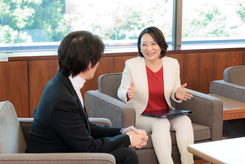 対談は区長室にて和やかに進んでいった