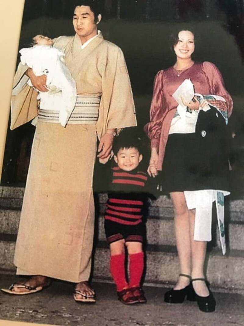 お宮参りでの家族ショット（藤田紀子さんのブログより）