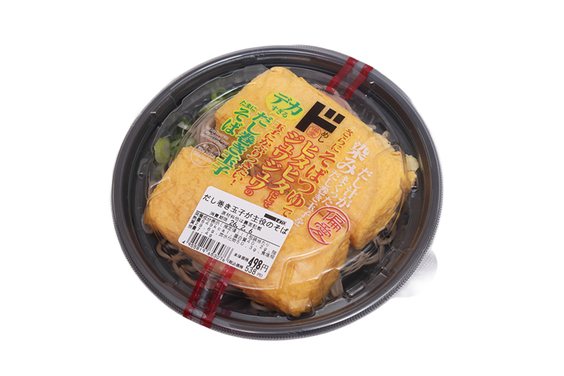 巨大な玉子焼きがのった「だし巻き玉子が主役のそば」（538円）（撮影／菅井淳子）