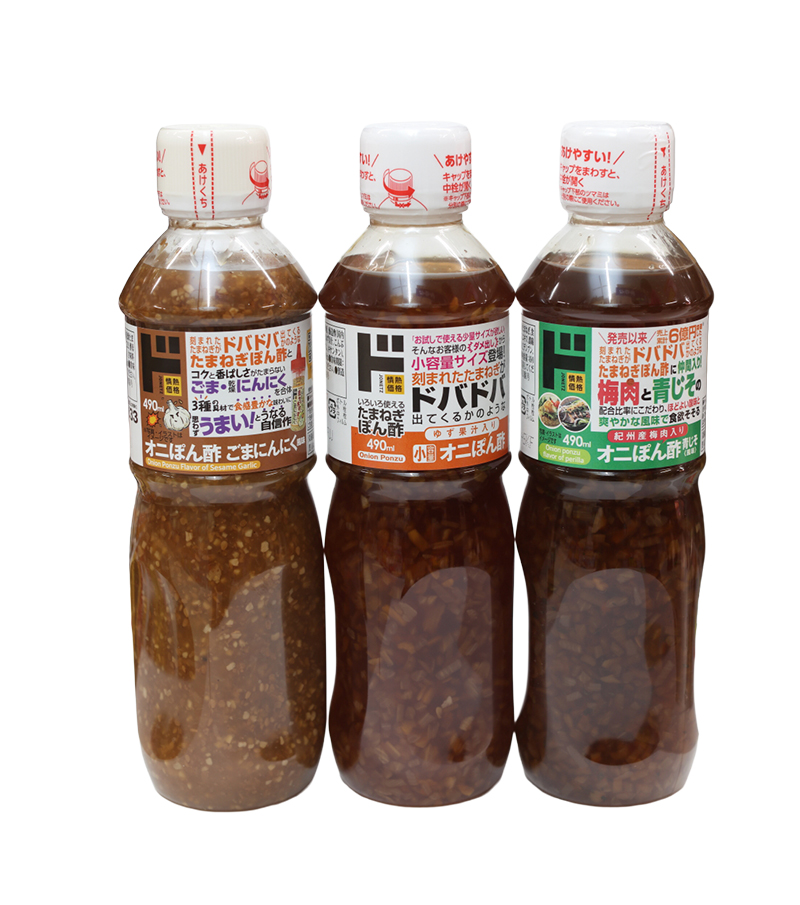 「情熱価格」“オニぽん酢”シリーズ「いろいろ使える玉ねぎポン酢」（323円）「青じそ風味」「ごまにんにく風味」（各431円）（撮影／菅井淳子）