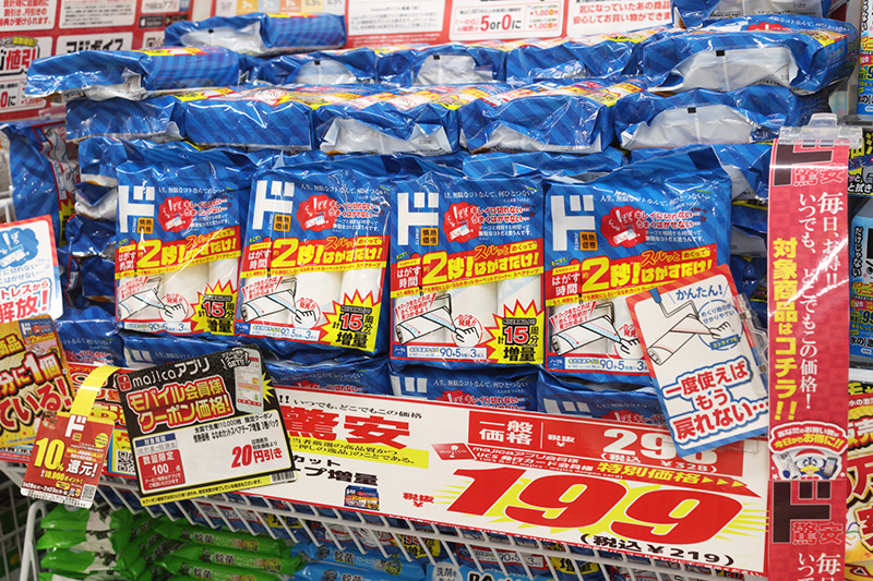 「情熱価格」ななめカットカーペットクリーナー　スペアテープ増量 3巻パック（219円＊）（撮影／菅井淳子）