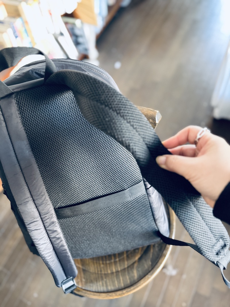 背中と肩ひも（内側）がメッシュ素材
