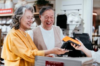 《50歳以上でお得に》“シニア割”クレカ＆ポイカ完全活用ガイド　イオン、イトーヨーカドー、ツルハドラッグ、スギ薬局、JAL、ANA、JR、すかいらーくグループ、スシロー、はま寿司などで割引