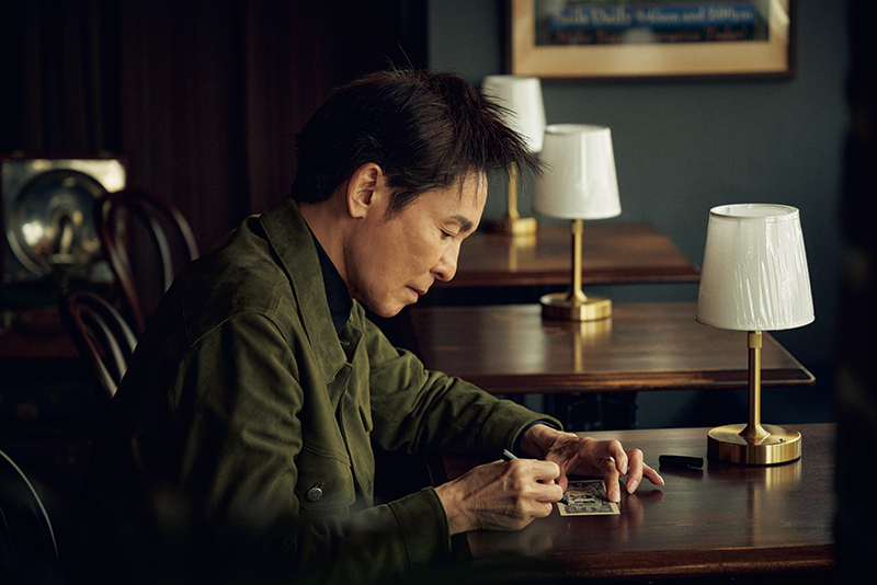 郷がお札の裏面にサインを入れ完成！（撮影／彦坂栄治）