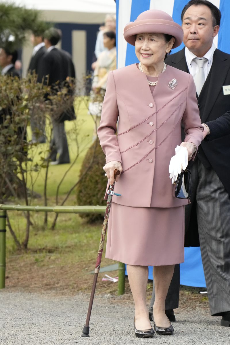 胸にはブローチが光る。（2025年10月、写真／JMPA）