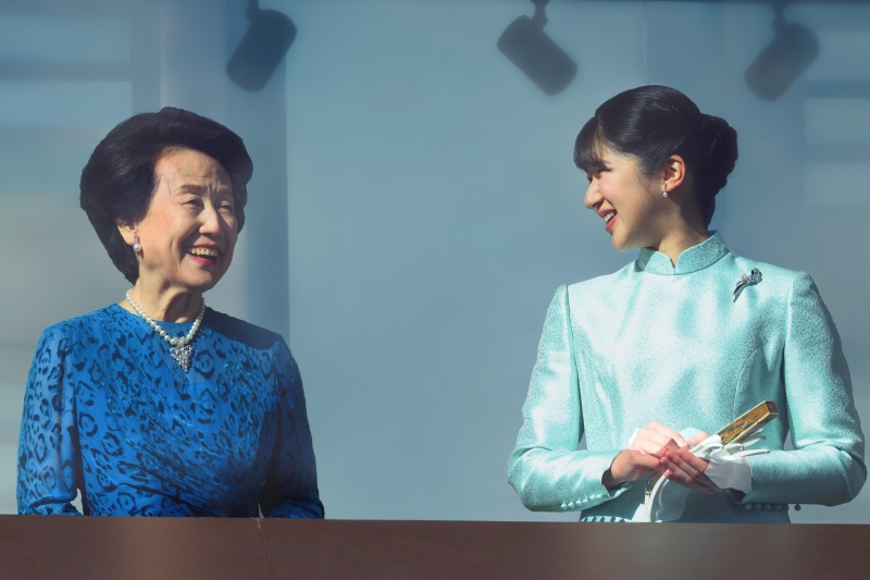 顔を見合わせて笑顔を見せられた華子さまと愛子さま。（2026年1月、写真／JMPA）