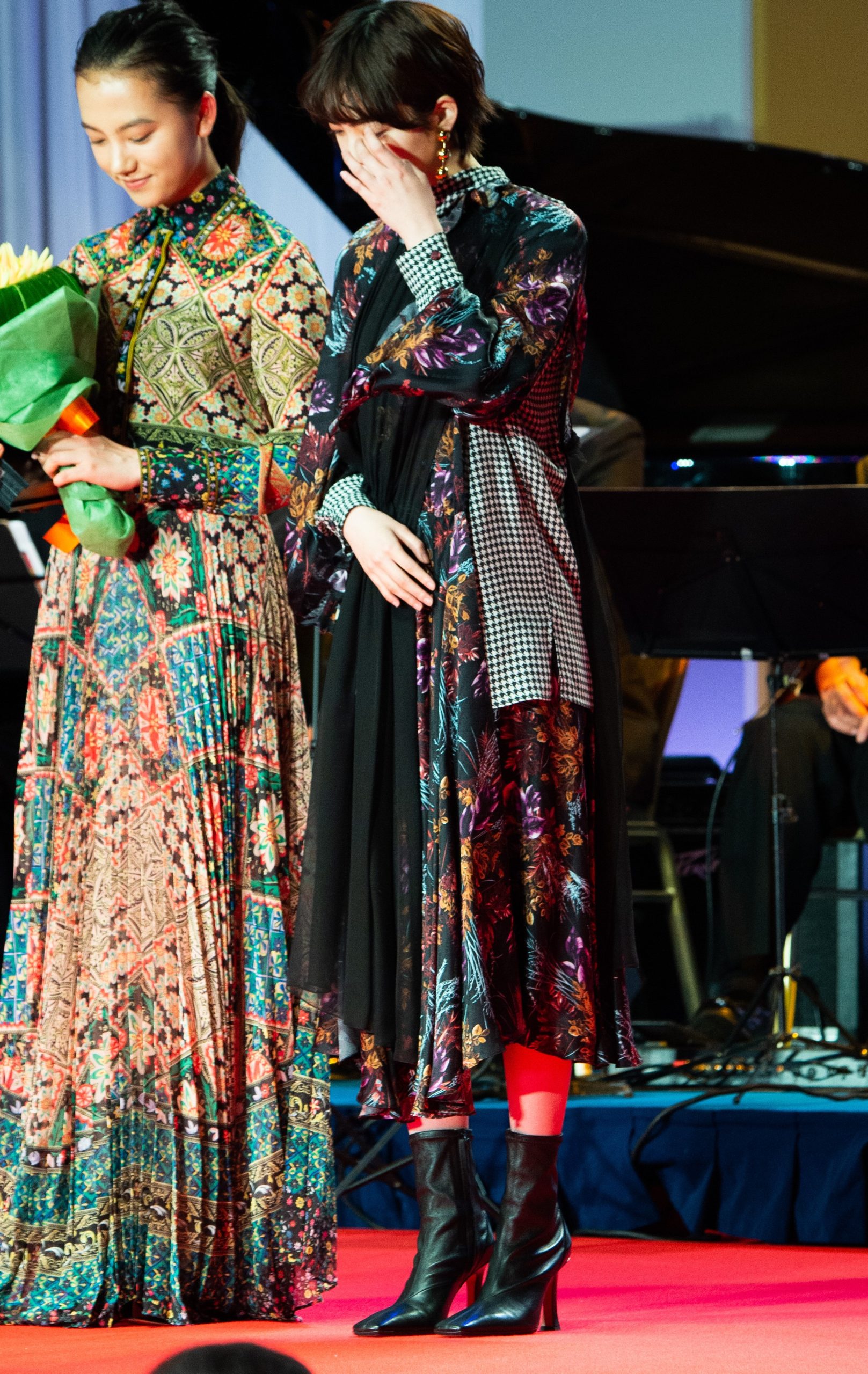 泣いている平手