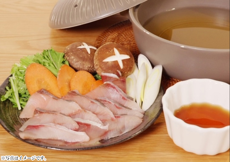 ぶりの切り身とぶりしゃぶのだしやつけだれなどがセット