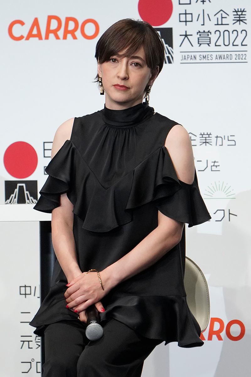 政治家の妻の型にははまらない滝川（時事通信フォト）