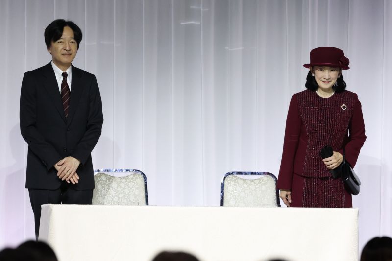 帽子もワインレッドで。（2026年1月、写真／黒石あみ）