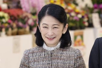 《色も襟もそっくり》紀子さま「お召し物を寄せられて」雅子さま流ファッションで“家族仲”も示される