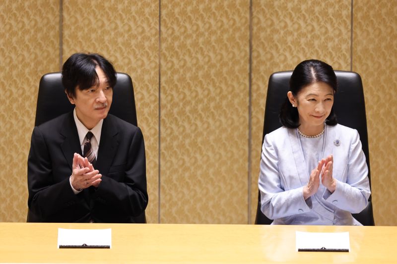 秋篠宮さまと揃って拍手を送られる紀子さま。（2026年2月、写真／JMPA）