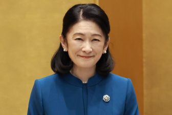 《おヘソのあたりにリボンを配し》紀子さま還暦でも“カワイイ”は続く「五輪選手の前では目が覚めるサーモンピンク」のガーリーファッション