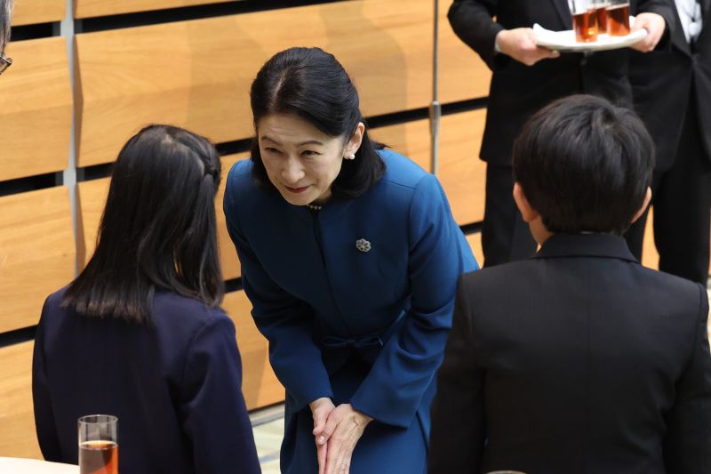 受賞者らとの交流では腰を曲げて目線を合わされていた。（2026年2月、写真／JMPA）