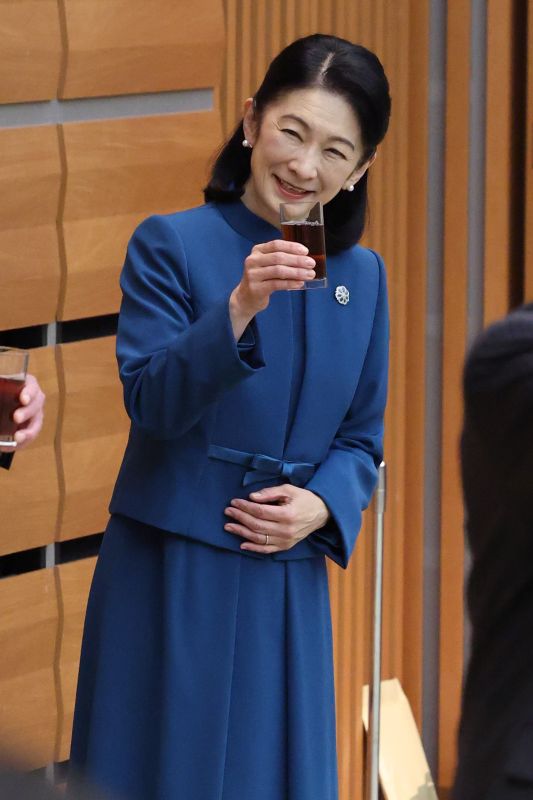 乾杯のしぐさにも品がある。（2026年2月、写真／JMPA）