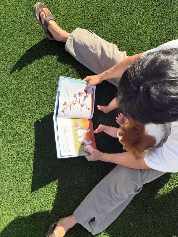 デコピンの絵本を娘やデコピンと一緒に読む大谷。（2026年2月、写真／大谷のインスタグラムより）