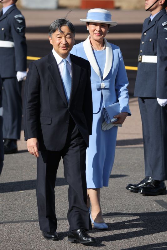 イギリスに到着し、飛行機を降りられた両陛下。襟元に注目。（2024年6月、写真／代表取材）