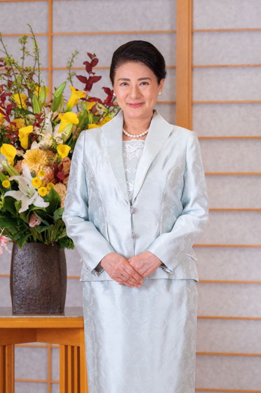 お誕生日写真で雅子さまが着用されたスーツと似ていた。（2025年12月、写真／宮内庁提供）