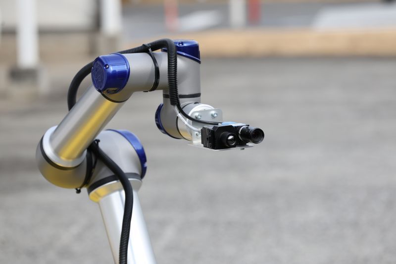 アームには検査内容に応じてカメラや照明等の機器が搭載されている。