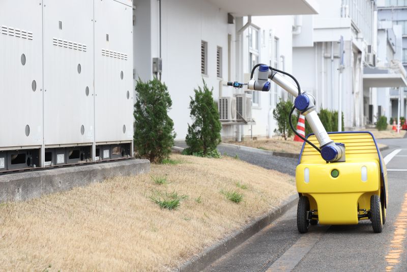 アームを伸ばして点検するミネルヴァ。