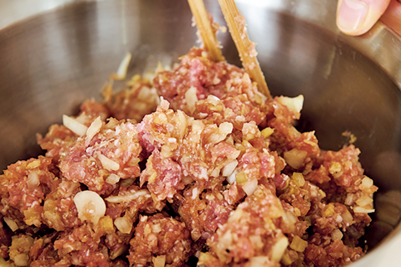 手で練ると肉が潰れてしまうので、箸を使ってふんわり混ぜる。赤身が多い豚ひき肉を選んで