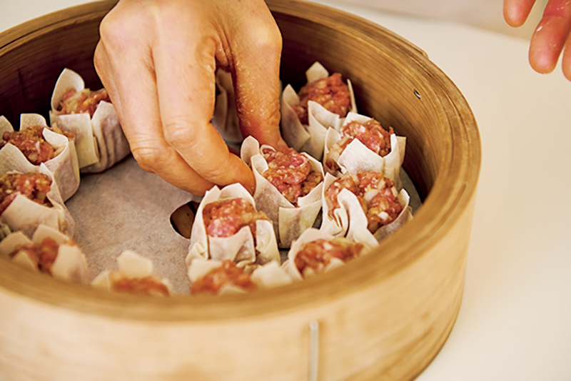 蒸籠にクッキングシートを敷き、くっつかないように並べる。皮も手作りするとよりおいしい