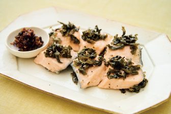《茶葉やハーブを活用》料理家のウー・ウェンさんが教える、くさみをとってふっくら仕上がる魚の…